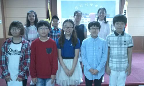 전교임원후보 소견 방송을 마친 후 밝게 웃고 있는 선의의 경쟁자들