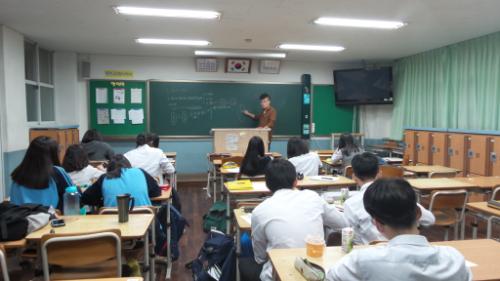 충남 서산 서령고에서 학생들이 명강사로부터 사칙연산 수업을 받고 있다.