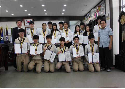 2014 제16회 전국중고생자원봉사대회에서 동상을 수상한 자랑스런 문성고 아이들
