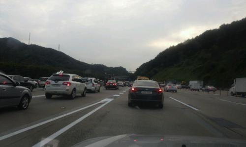 출근 시간이 지연되면 통군자들은 끼어들기의 유혹에 빠지게 된다.