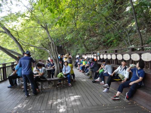 호수 전망대에서는 휴식을 취하며 시(詩)도 감상할 수 있다.