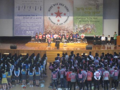 2014년 10월 6일(월) 서산 서령고 학생들이 꽃동네에서 본격적인 봉사활동을 펼치기 전 주의사항을 경청하고 있다.