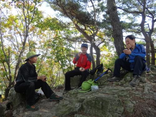 산행 도중에 휴식을 취하며 이야기꽃을 피운다.