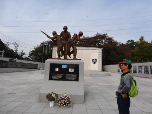 프랑스군 참전비에서 경례를 올리는 필자.