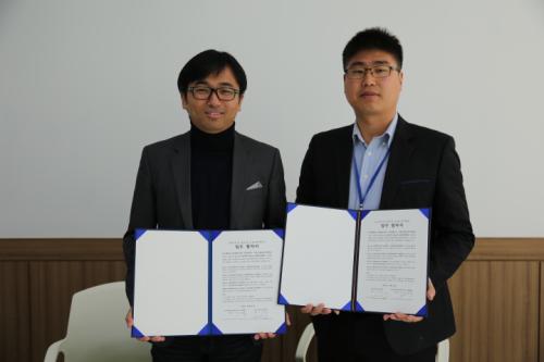 서천군청소년수련관 관장(신현일)과 (주)투어앤미디어 아카데미 대표(권민식) 협약