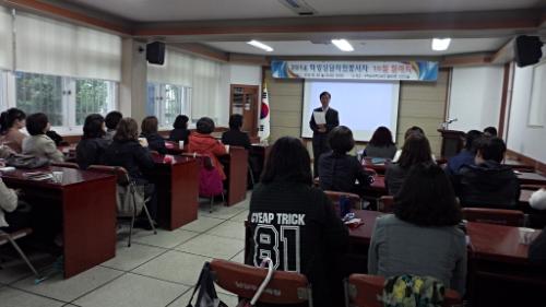 구리남양주 학생상담자원봉사자 월례회에서 인삿말을 하는 필자.