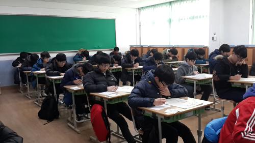 2014년 12월 19일(금). 충남 서산 서령고에서 예비 고1학생들이 선발고사를 치르고 있다.