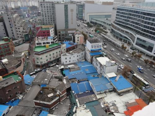 도시 미관을 해치는 집창촌이 수원역앞 중심 상권에 자리잡고 있어 폐쇄, 정비가 시급하다.
