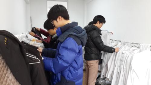 12월 30일(화) 충남 서산 서령고 학생들이 선배들이 물려준 교복을 고르며 즐거워하고 있다.