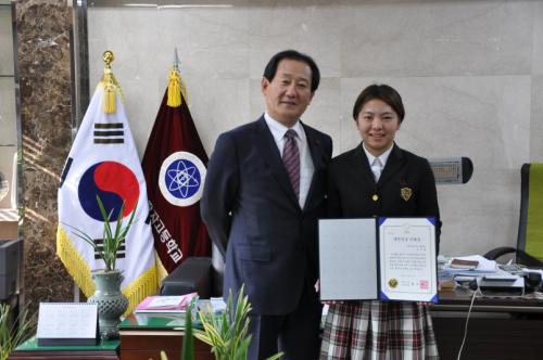 김유곤교장선생님과 함께 인재상 수상후 밝게 웃는 김보람 수상자