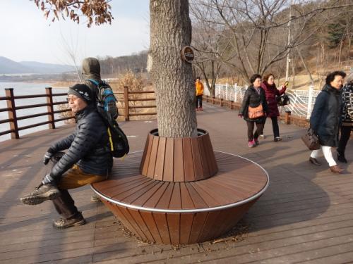 광교 저수지 옆에 있는 광교마루길. 의자 뒤에는 무엇이 있을까?