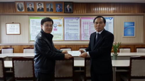 서산시 예인치과 정인성 원장이 모교인 서령고를 찾아 김동민 교장선생님께 장학금을 기탁하고 있다.(사진 왼쪽)
