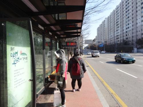 창작시가 게시된 수원의 버스정류장