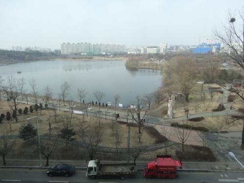 딸과 저수지를 돌다가 대화의 충돌을 가져왔다. 그래도 부모와 자식간의 대화를 포기할 순 없다.