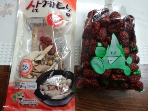 삼계탕 끓이기에 도전하였다. 생닭을 사다가 삼계탕 재료를 넣고 압력밥솥에 30분 정도 끓이면 된다.