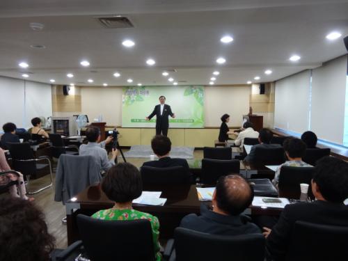 제32회 청산 가곡 음악회. 테너 강철원이 뱃노래를 부르고 있다.