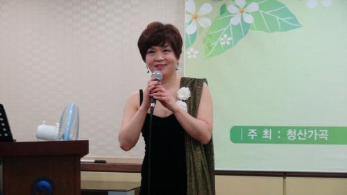 음악회 사회를 맡은 시인 임승환. 그녀는 소프라노 성악가이기도 하다.