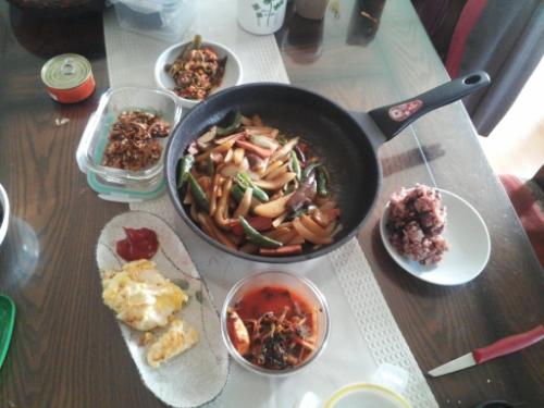 어느 토요일 우리집 저녁 식탁. 가운데 후라이판 야채볶음은 필자의 작품이다. 재료로는 감자, 양파, 고추, 햄 등이 사용되었다.