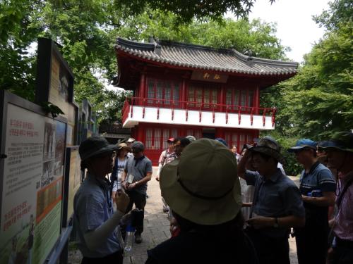 홍구공원이 노신공원으로 이름을 바꾸었지만 매헌 기념관을 우리를 반겨주고 있다.