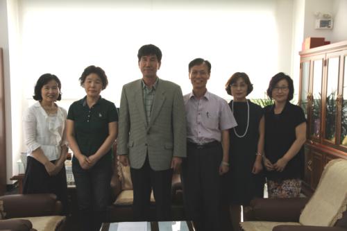 한국교총 장학증서 전달식을 마치고 경기교총 회장실에서 기념 사진(2015.9.4)