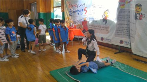 불이 났을 경우 얼굴을 보호하고 굴러서 탈출해요.