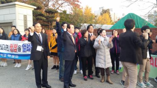 11월 12일 수능일 아침 충남 서산 서령고를 방문, 수험생들을 격려하는 김지철 충남교육감.(사진 맨 앞 왼쪽에서 두번 째)
