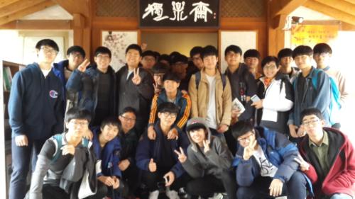 최명희 문학관 독락재에서 기념촬영을 하는 서령고 학생들.