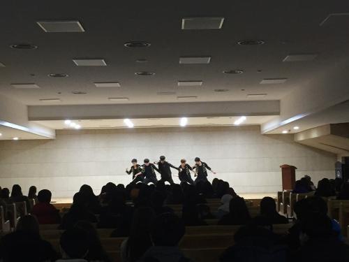 고3 학생들을 위한 대학생 동아리의 공연 장면