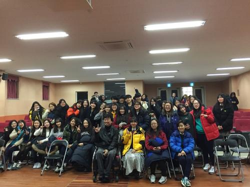 강연이 끝난 뒤, 아이들과 기념사진 한 컷