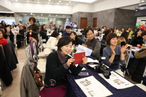 여기 송년음악회에 모인 관객은 모두 출연자와 가족이다.
