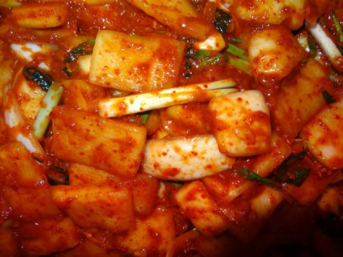 김치 만들기에 도전하여 완성된 무 김치.무는 나박썰기로 하고 쪽파와 양파를 넣었다.