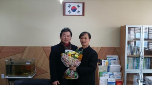 2016년2월 퇴임식장을 찾은 39년전 제자와 함께 기념사진을 남기다.