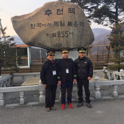 사진 기록을 남기는 것은 여행의 필수다. 추전역에서 철도원 복장을 하고서 기념 촬영