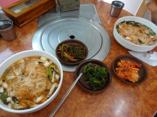 점심은 잔치국수로 대신했다. 파김치와 유채나물이 맛을 더해 주었다.