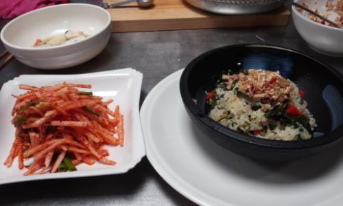오늘의 요리, 취나물영양솥밥과 무생채가 완성되었다. 이것은 강사의 시범요리 결과물이다.