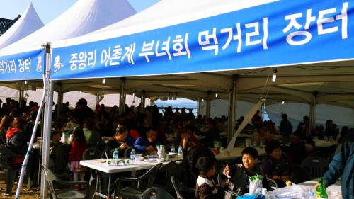 ▲ 제6회 서산갯마을축제에 참가한 사람들이 중왕리 특산물인 세발낙지를 시식하고 있다.