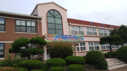 학교 정면의 모습