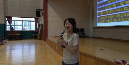 학습소감을 발표하는 학생