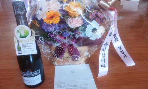 얼마 전 kt 회장이 보낸 입사 축하 카드와 꽃바구니, 축하 와인을 받았다. 우리 딸이 이 회사에 합격한 것이다.