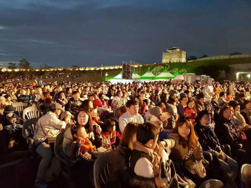 제53회 수원화성문화제 폐막식에 함께 한 시민과 관광객들 모습