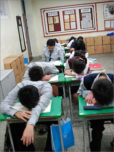 수능(11월 17일)이 채 한 달도 남지 않았다. 입시에 지친 아이들이 마지막까지 최선을 다할 수 있도록 격려의 박수를 보낸다.