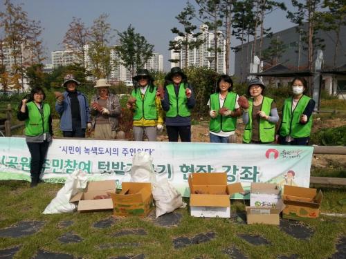 서호꽃뫼사랑 시민참여단이 오늘 수확한 고구마가 무려 여섯 박스와 세 자루다.