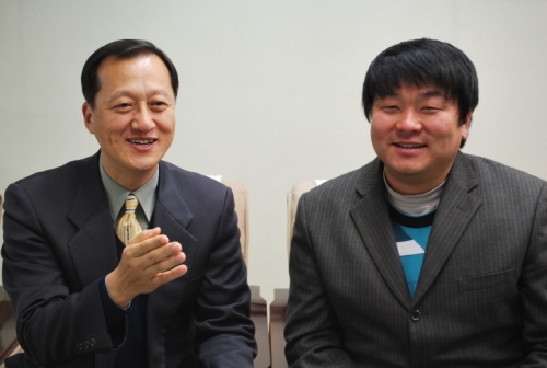 이두형 회장(왼쪽), 김일 사무국장(오른쪽)
