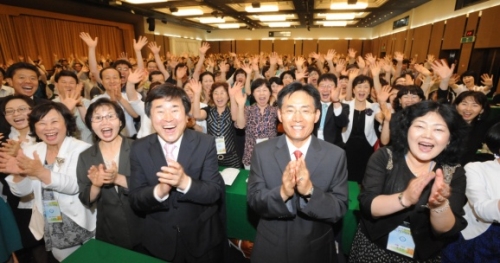 지난 6월 경주교육문화회관에서 열린 전국 수석교사 워크숍에 참석한 수석교사들이 법제화를 환영하고 있다