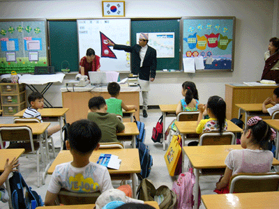 외국인노동자센터의 도움을 받아 네팔인을 초대해 진행한 국제이해교육 수업.