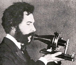 알렉산더 그레이엄 벨(Alexander Graham Bell)과 그가 발명한 전화.