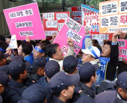 현장의 필요성 및 교육적인 배려가 없는 시스템에 대해 현장에서 거부감을 갖는 것은 당연한 일이었다. 사진=한국교육신문사 DB