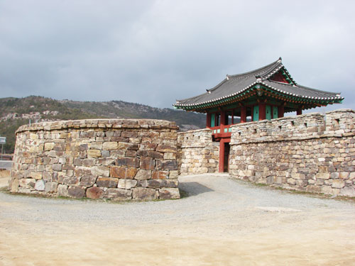 삼별초를 이끌었던 배중손이 최후를 마친 곳으로 알려진 남도석성.