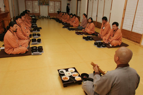 죽비소리에 맞춰 실시하는 발우공양.