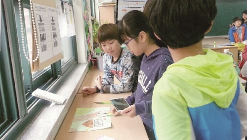 스마트폰을 이용해 인형극 동영상을 촬영할 수 있다.